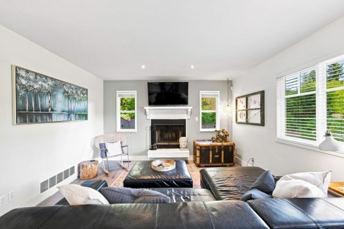 300 25Th Street E, North Vancouver, BC 