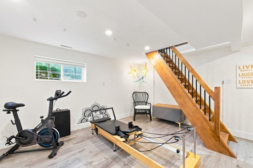 300 25Th Street E, North Vancouver, BC 