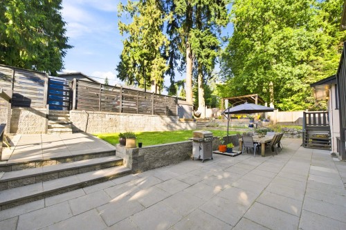 300 25Th Street E, North Vancouver, BC 