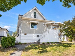 216 18th Street E North Vancouver, BC V7L 2X6