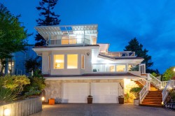 6440 Rosebery Avenue  West Vancouver, BC V7W 2C6