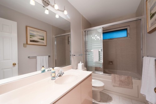 6440 Rosebery Avenue, West Vancouver, BC 