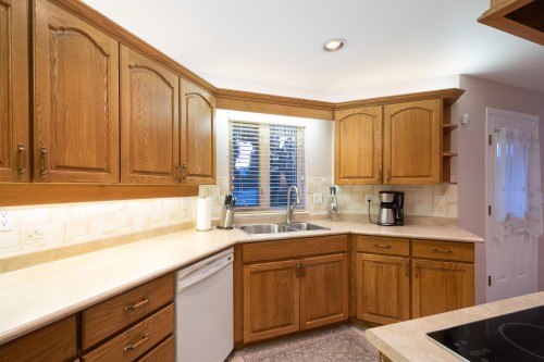 6440 Rosebery Avenue, West Vancouver, BC 