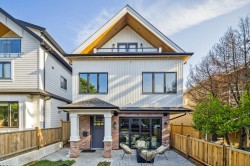 #1-2244 11th Avenue E Vancouver, BC V5N 1Z6