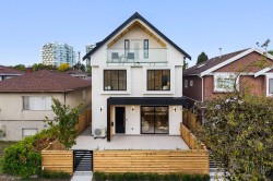 2-2211 Mannering Avenue  Vancouver, BC V5N 3C5
