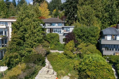 4052 Marine Drive, West Vancouver, BC 