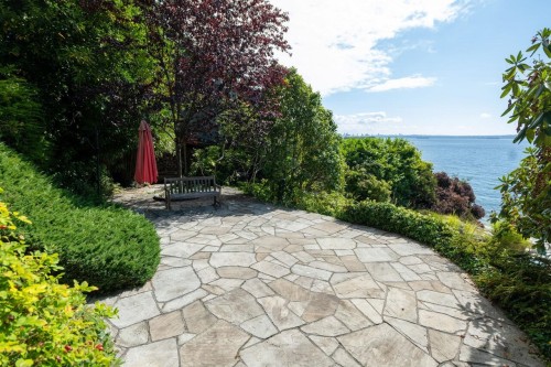 4052 Marine Drive, West Vancouver, BC 