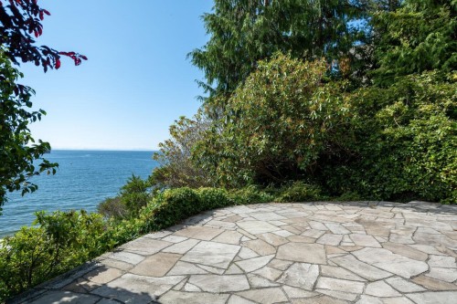 4052 Marine Drive, West Vancouver, BC 