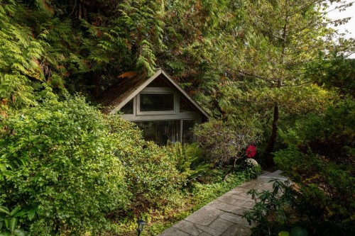 4052 Marine Drive, West Vancouver, BC 