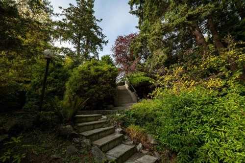 4052 Marine Drive, West Vancouver, BC 