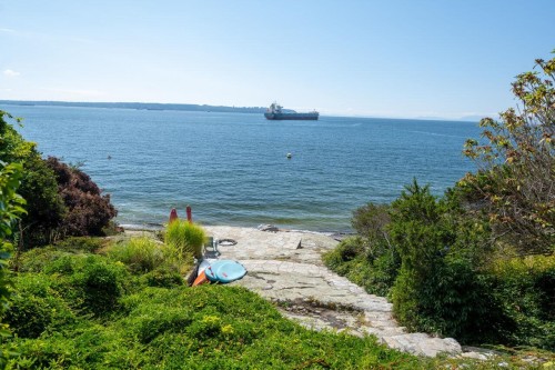 4052 Marine Drive, West Vancouver, BC 