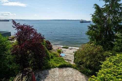 4052 Marine Drive, West Vancouver, BC 