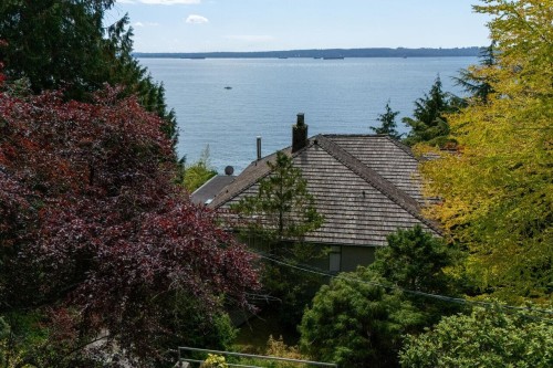 4052 Marine Drive, West Vancouver, BC 