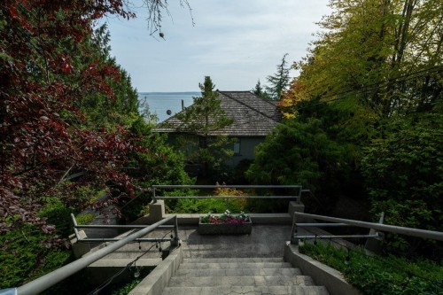 4052 Marine Drive, West Vancouver, BC 