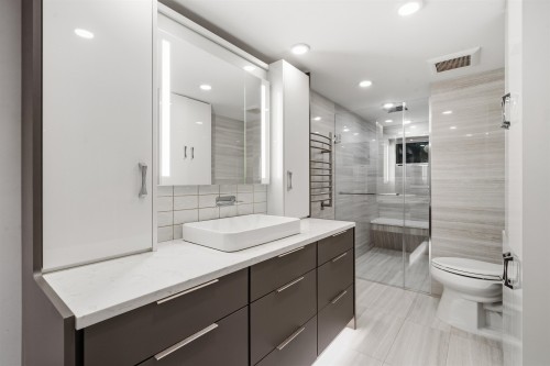 3240 1St Avenue W, Vancouver, BC 