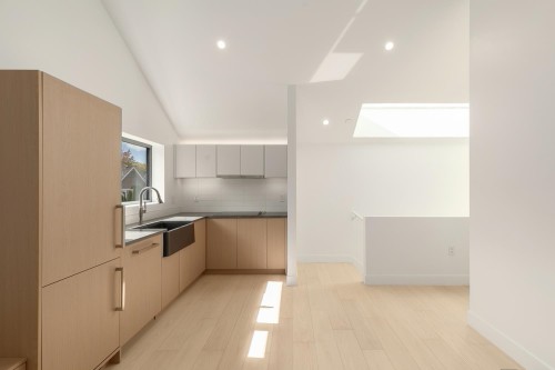 22 14Th Avenue W, Vancouver, BC 