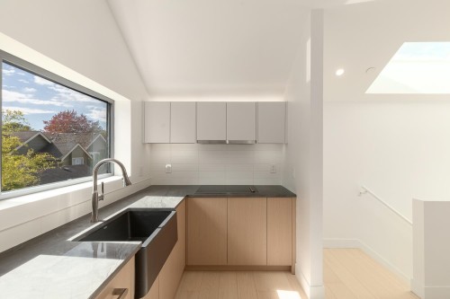 22 14Th Avenue W, Vancouver, BC 