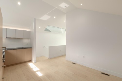 22 14Th Avenue W, Vancouver, BC 