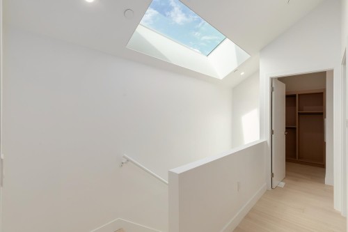 22 14Th Avenue W, Vancouver, BC 