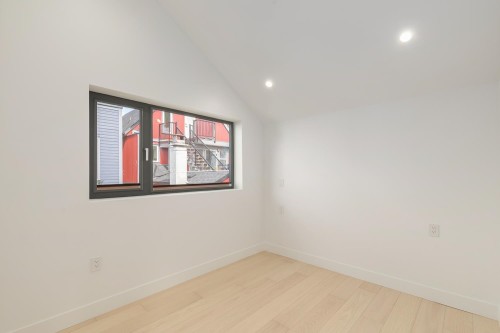 22 14Th Avenue W, Vancouver, BC 