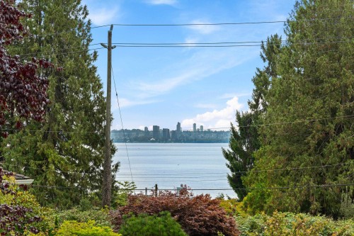 2820 Marine Drive, West Vancouver, BC 