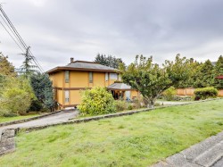 534 Beachview Drive North Vancouver, BC V7G 1P9