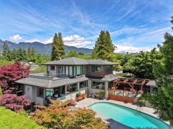990 Jefferson Avenue West Vancouver, BC V7T 2A4