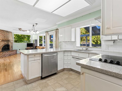 788 26Th Street E, North Vancouver, BC 