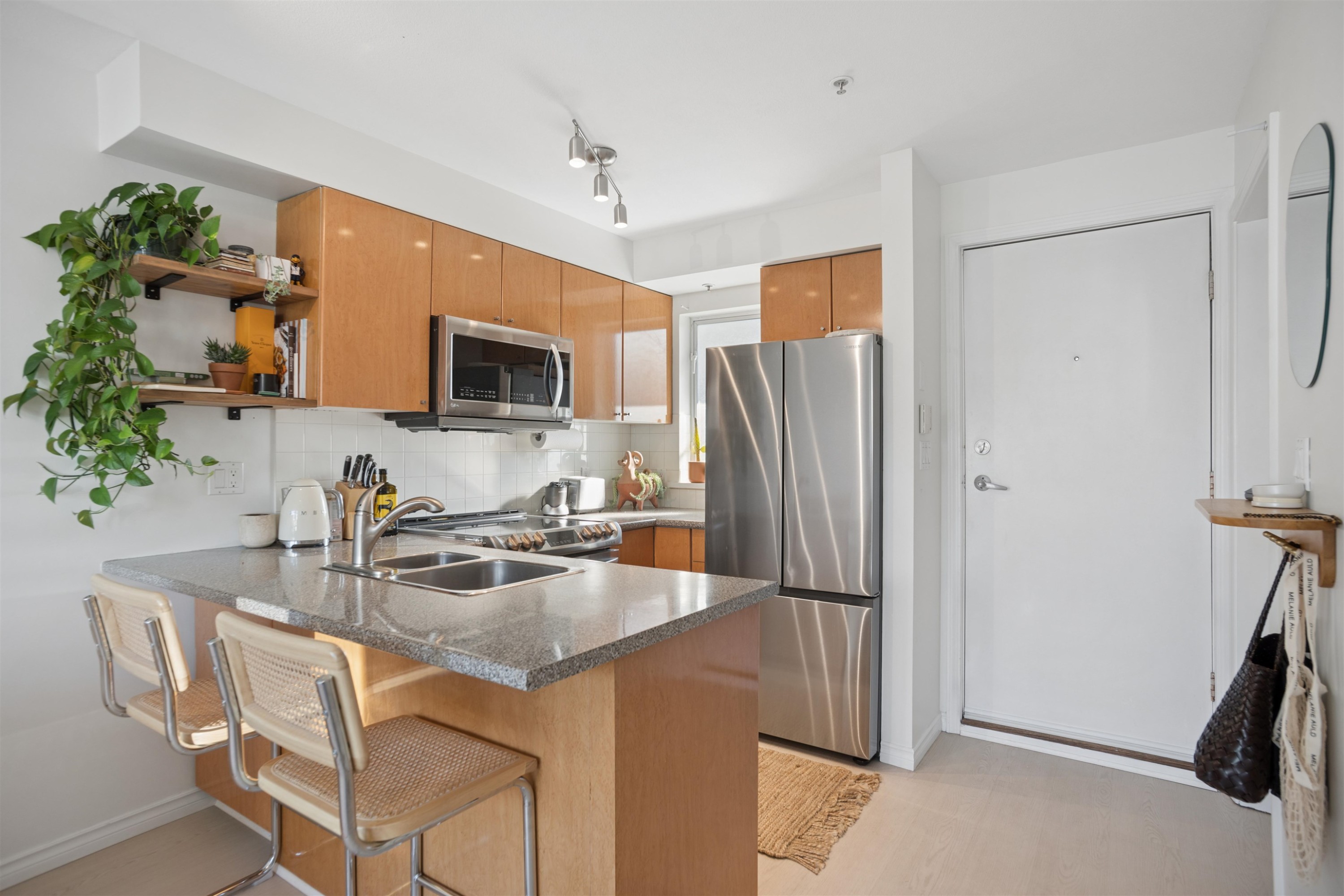 203-2190 5Th Avenue W, Vancouver, BC