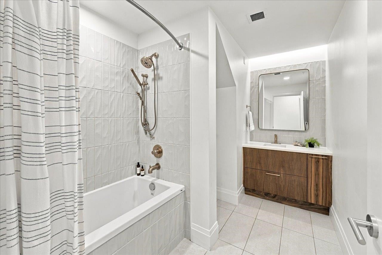 602-2550 Garden Drive, Vancouver, BC