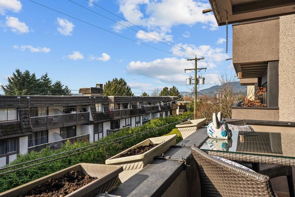201-341 Mahon Avenue, North Vancouver, BC