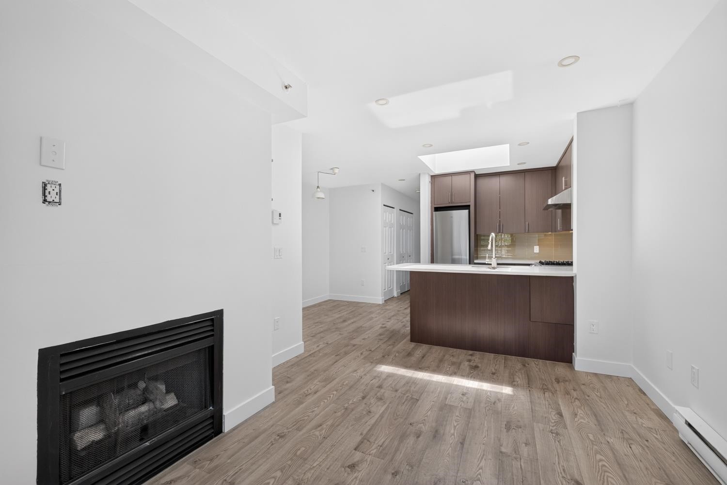 401-688 16Th Avenue E, Vancouver, BC