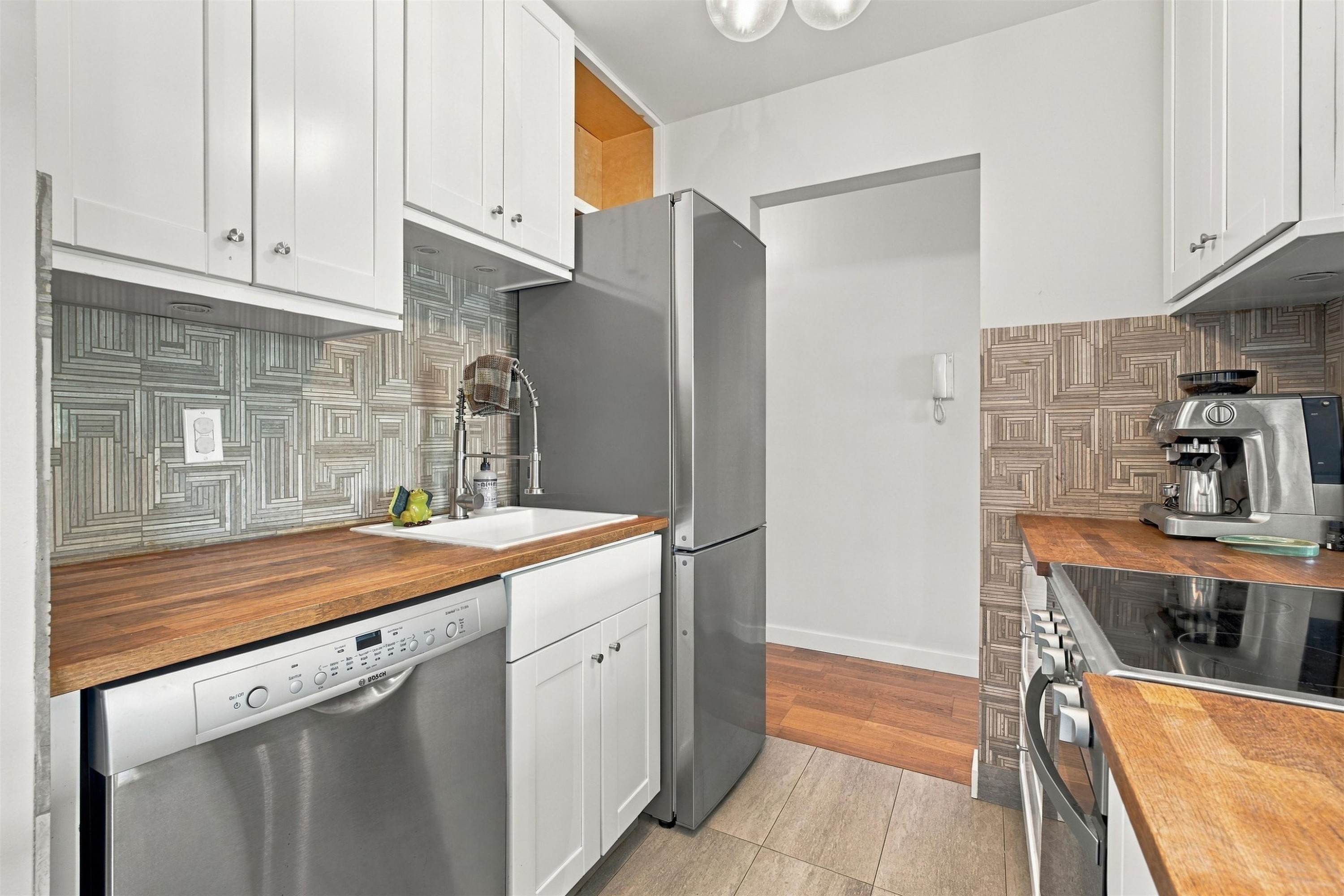 304-1611 3Rd Avenue E, Vancouver, BC