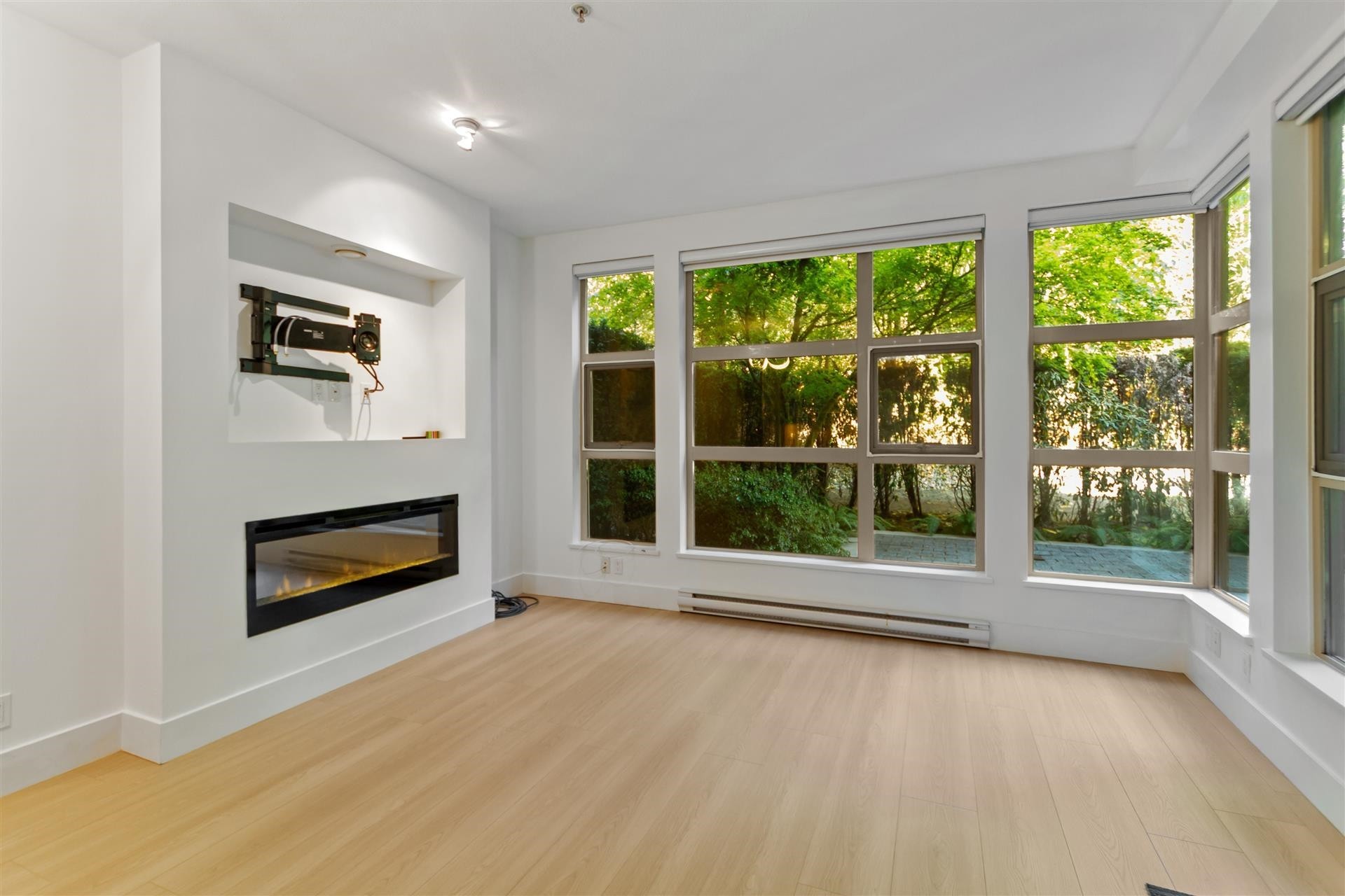 208-3606 Aldercrest Drive, North Vancouver, BC