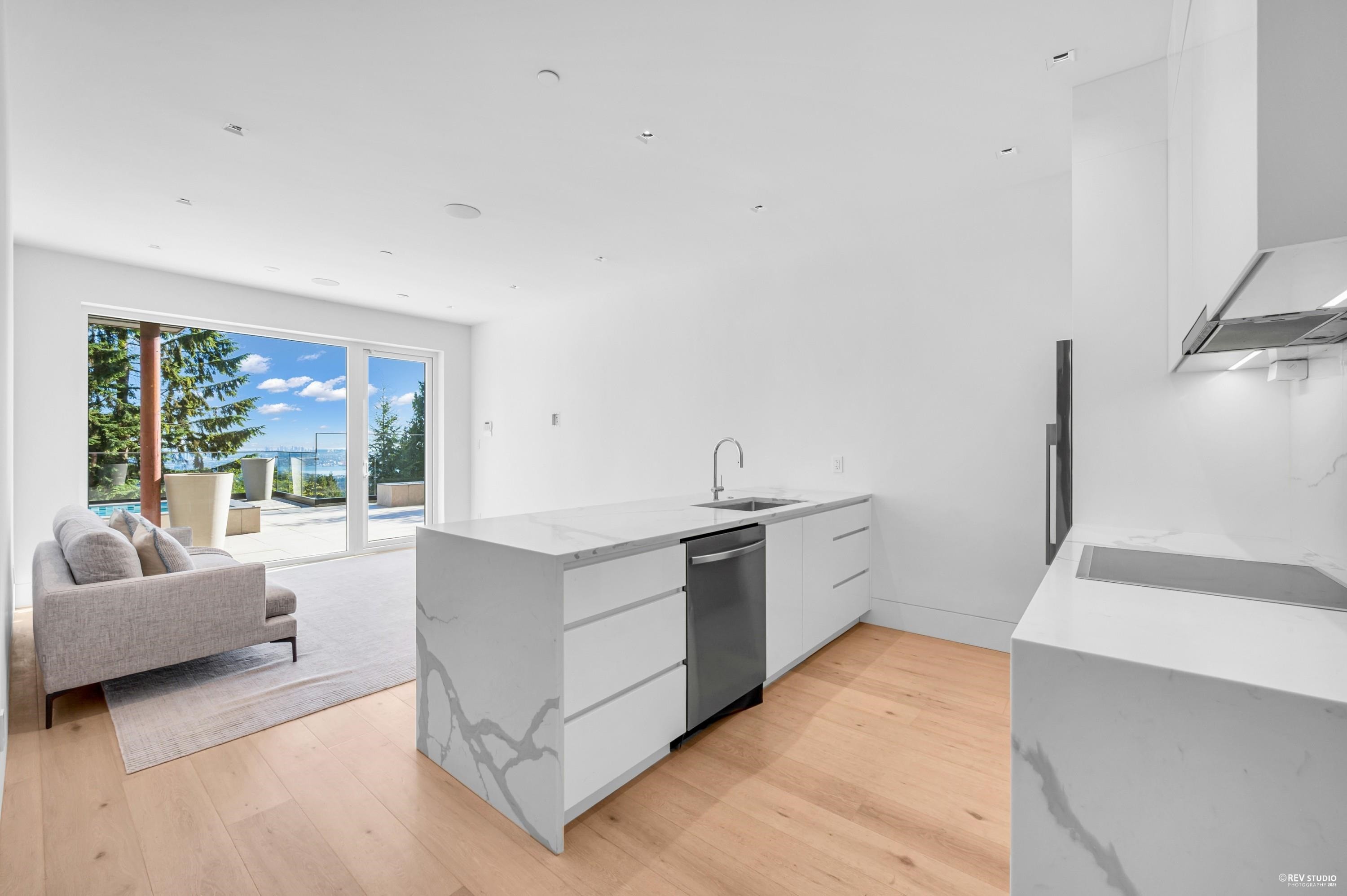 535 Craigmohr Drive, West Vancouver, BC