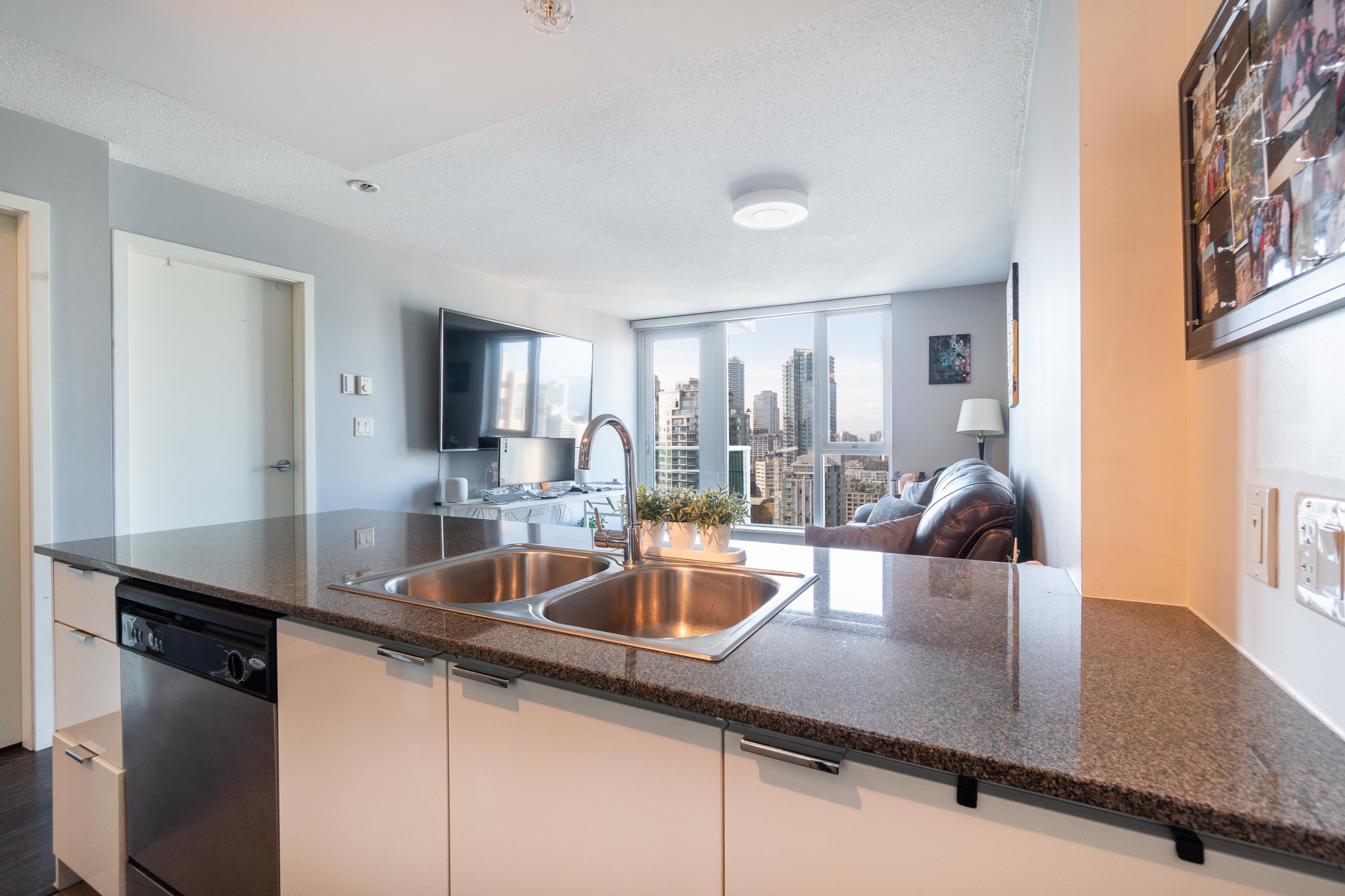 3301-233 Robson Street, Vancouver, BC
