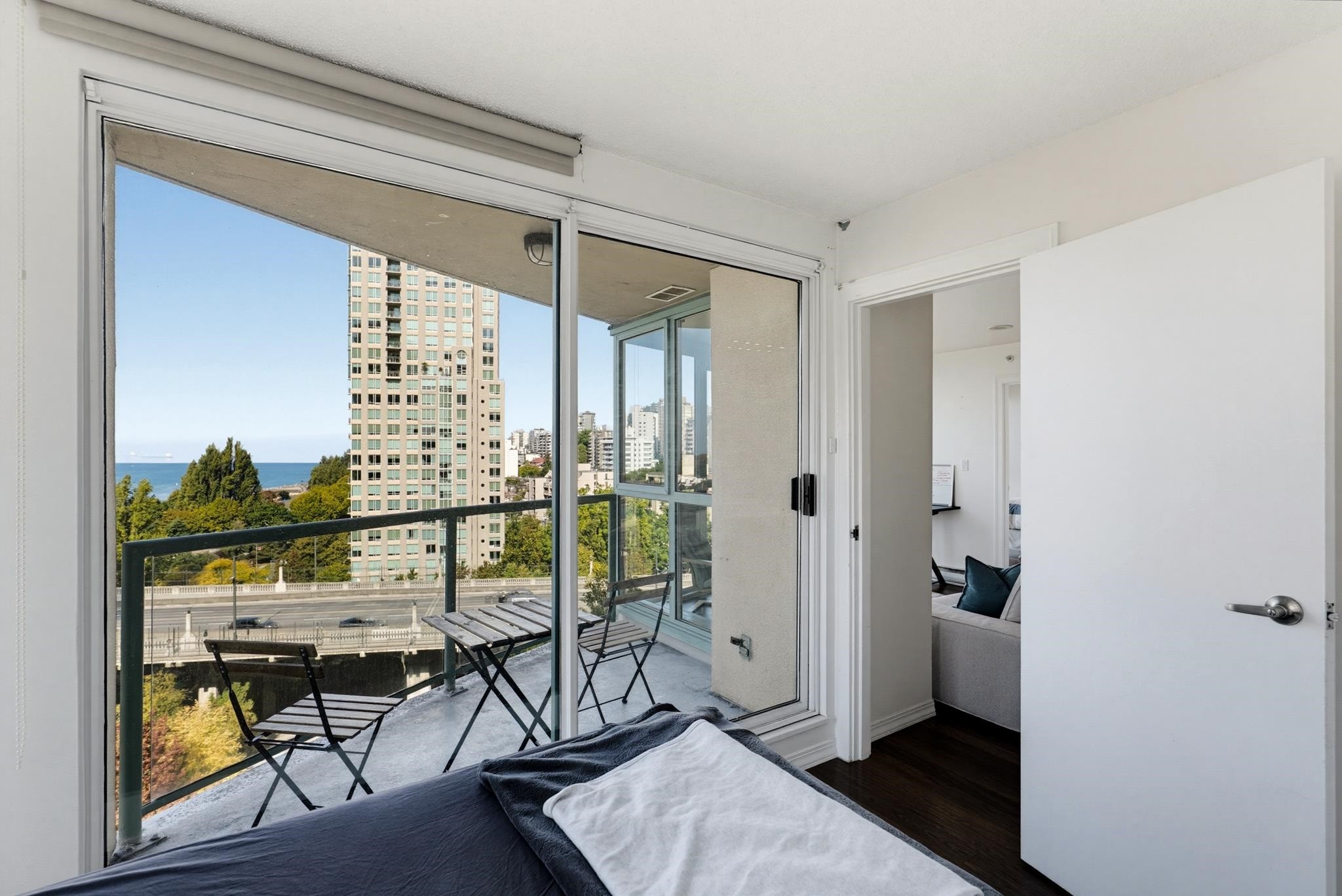1401-907 Beach Avenue, Vancouver, BC