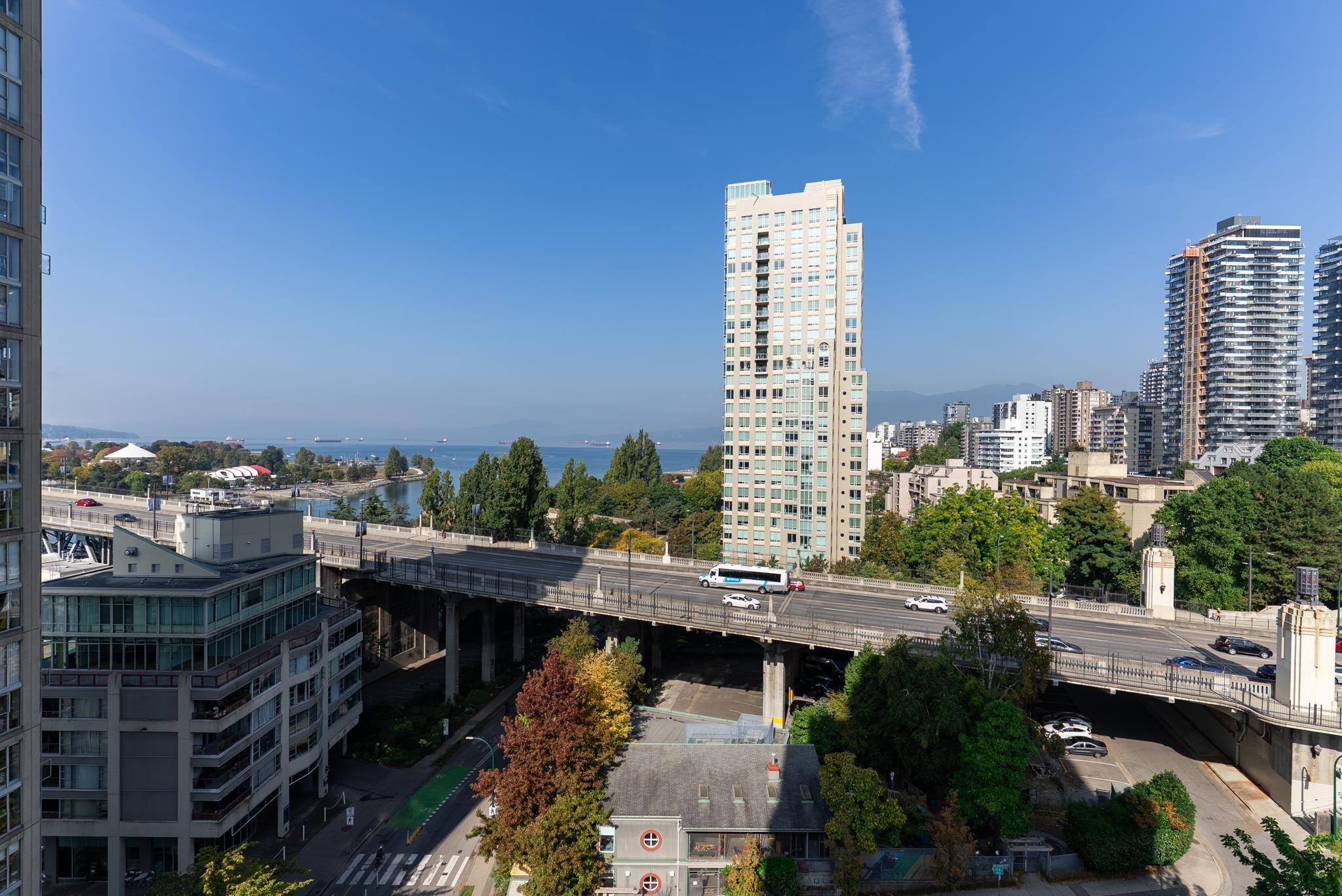 1401-907 Beach Avenue, Vancouver, BC