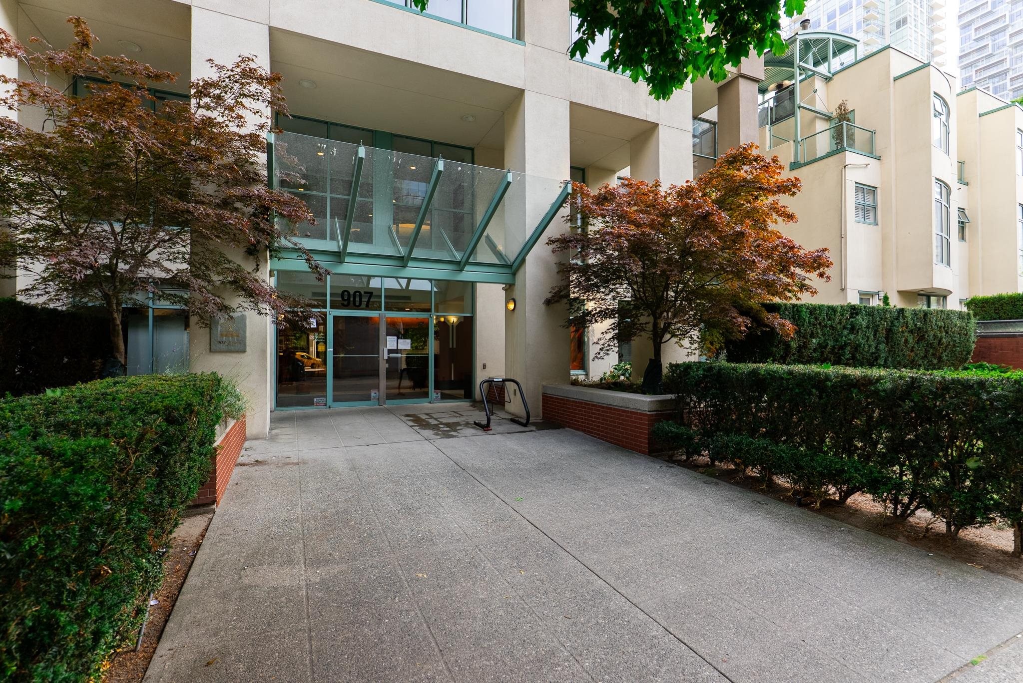 1401-907 Beach Avenue, Vancouver, BC