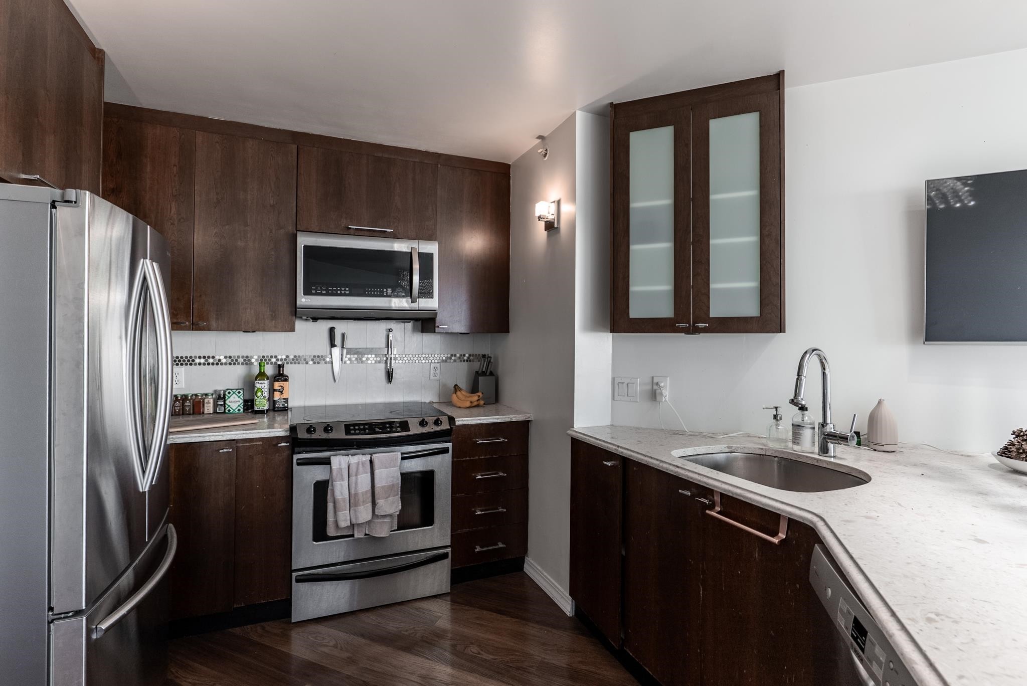 1401-907 Beach Avenue, Vancouver, BC