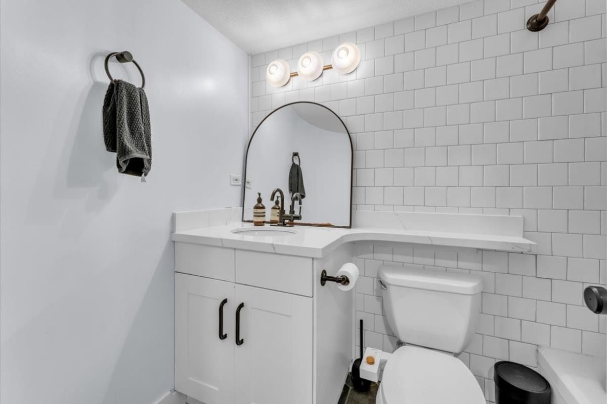 102-320 2Nd Street W, North Vancouver, BC