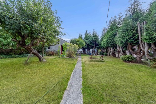 96 16Th Avenue W, Vancouver, BC 