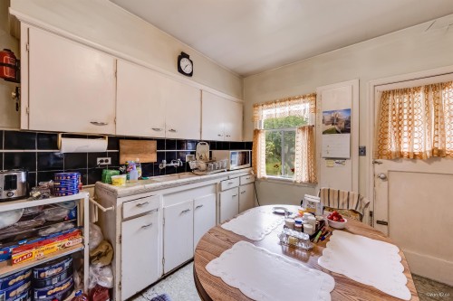 96 16Th Avenue W, Vancouver, BC 
