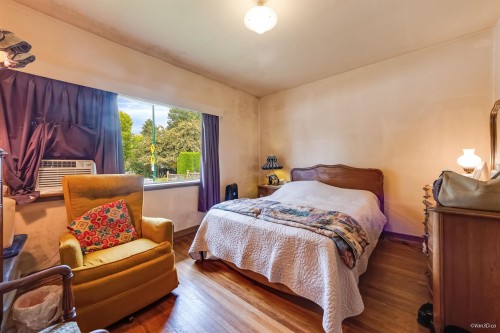 96 16Th Avenue W, Vancouver, BC 