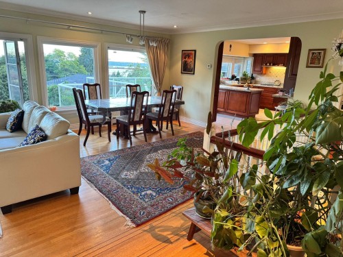 1086 Mathers Avenue, West Vancouver, BC 