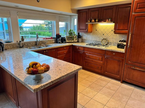 1086 Mathers Avenue, West Vancouver, BC 