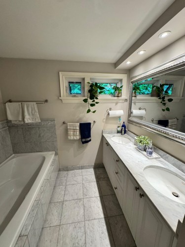 1086 Mathers Avenue, West Vancouver, BC 