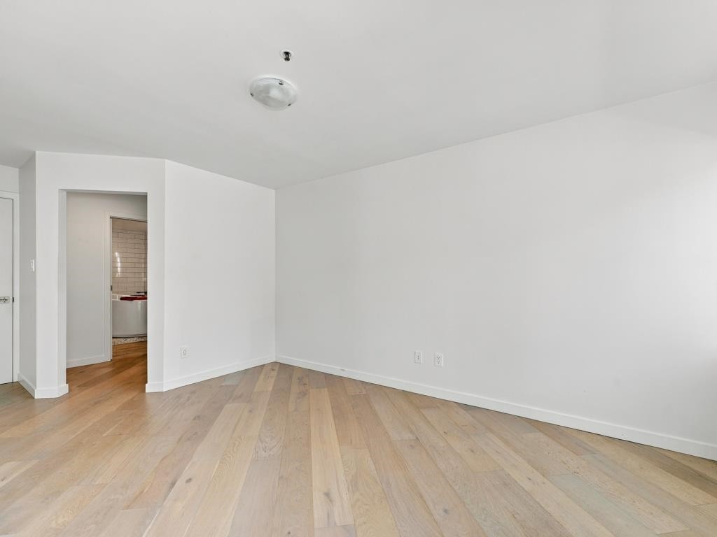 204-565 17 Street, West Vancouver, BC