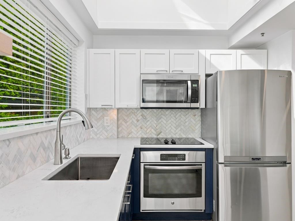 204-565 17 Street, West Vancouver, BC