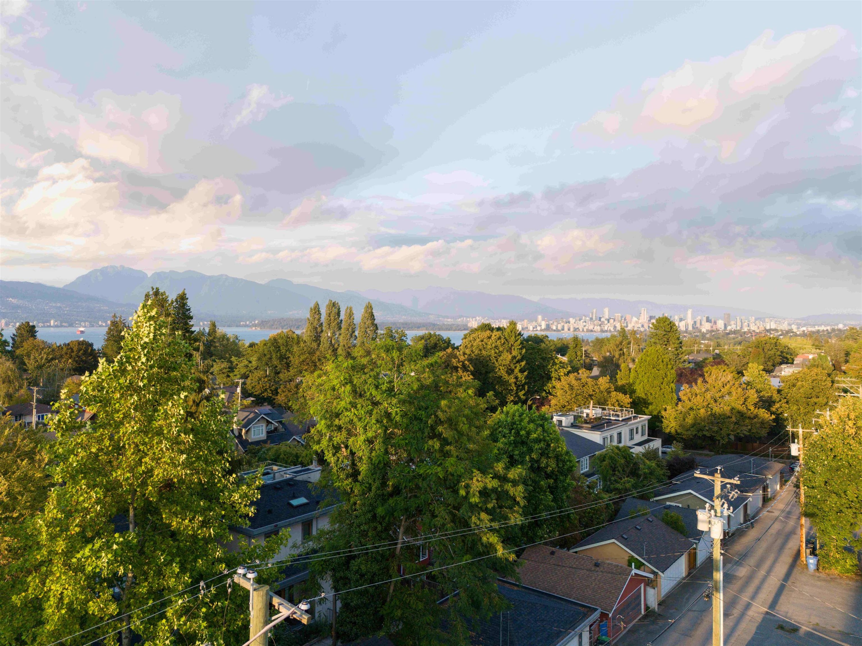 201-4445 10Th Avenue W, Vancouver, BC